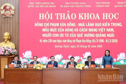 Các đồng chí: Trịnh Văn Quyết, Ủy viên Bộ Chính trị, Bí thư Trung ương Đảng, Trưởng Ban Tuyên giáo và Dân vận Trung ương; Đoàn Minh Huấn, Ủy viên Bộ Chính trị, Giám đốc Học viện Chính trị quốc gia Hồ Chí Minh; Bùi Thanh Sơn, Phó Thủ tướng Chính phủ cùng lãnh đạo các bộ, ngành Trung ương và tỉnh Quảng Ngãi chủ trì cuộc hội thảo.