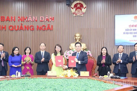 Lãnh đạo tỉnh Quảng Ngãi và Đại học Quốc gia Thành phố Hồ Chí Minh ký kết thỏa thuận hợp tác.