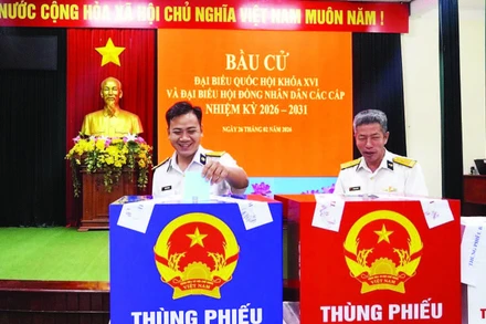 Thành phố Hồ Chí Minh có 4 khu vực tiến hành bỏ phiếu sớm. Ngày 26/2, cử tri vui vẻ tham gia bỏ phiếu bầu cử sớm ở Lữ đoàn 129 Hải quân. (Ảnh LÊ ĐÌNH THÌN)