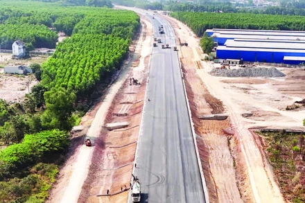 Đường cao tốc Biên Hòa-Vũng Tàu qua địa bàn phường Tam Phước đang thi công sau khi được bàn giao mặt bằng.