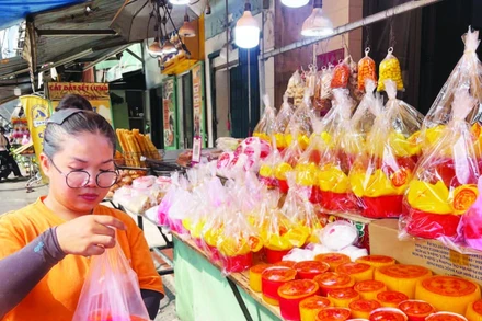 Một sạp bán bánh tổ và các loại bánh dâng cúng năm mới khác ở khu vực Chợ Lớn.