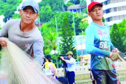 Ngư dân phường Vũng Tàu thu hoạch hải sản sau chuyến đánh bắt.