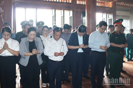 Lãnh đạo tỉnh Quảng Ngãi tưởng nhớ các anh hùng liệt sĩ tại Đền tưởng niệm Liệt sĩ Trường Sơn ở xã biên giới Bờ Y.