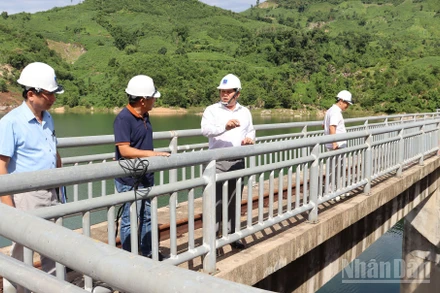 Phó Chủ tịch Ủy ban nhân dân tỉnh Quảng Ngãi Trần Phước Hiền kiểm tra công tác chuẩn bị ứng phó thiên tai tại hồ thủy điện Đakđrinh.