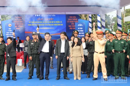 Đồng chí Nguyễn Hoàng Giang, Ủy viên Trung ương Đảng, Phó Bí thư Tỉnh ủy, Chủ tịch Ủy ban nhân dân tỉnh Quảng Ngãi cùng lãnh đạo Sở Xây dựng và Phòng Cảnh sát giao thông Công an tỉnh Quảng Ngãi bắn súng phát lệnh ra quân hưởng ứng Năm an toàn giao thông 2026.