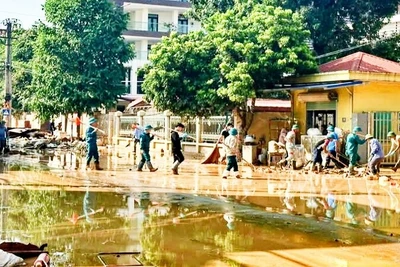 Dân quân vệ sinh môi trường đô thị trung tâm tỉnh Thái Nguyên sau lũ.