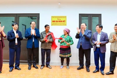 Công ty cổ phần Đầu tư và Khai thác khoáng sản Thăng Long trao nhà Đại đoàn kết cho hộ bị thiên tai ở xã Thần Sa 