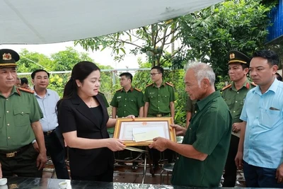 Đồng chí Nguyễn Thị Loan trao Bằng khen của Chủ tịch Ủy ban nhân dân tỉnh Thái Nguyên truy tặng ông Phan Văn Thành cho đại diện gia đình.