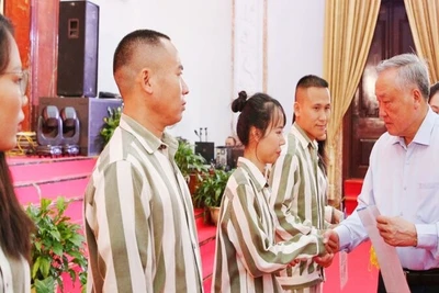 Đồng chí Nguyễn Hòa Bình trao “Giấy chứng nhận đặc xá” cho phạm nhân.