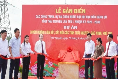 Đại diện lãnh đạo tỉnh Thái Nguyên gắn biển công trình đường liên kết, kết nối các tỉnh Thái Nguyên-Bắc Ninh-Phú Thọ chào mừng Đại hội Đảng bộ tỉnh lần I.