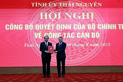 Đồng chí Lê Minh Hưng trao quyết định của Bộ Chính trị điều động, phân công, chỉ định đồng chí Trịnh Xuân Trường giữ chức Bí thư Tỉnh ủy Thái Nguyên.