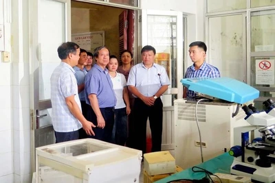 Bộ trưởng Nguyễn Kim Sơn chia sẻ với những thiệt hại rất lớn của ngành giáo dục và đào tạo Thái Nguyên.