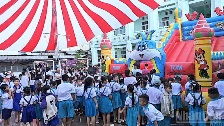 Hình ảnh vui chơi hớn hở của các em thiếu nhi xã Gành Hào, tỉnh Cà Mau trong chương trình "Chung tay vì tụi nhỏ". ndo_br_trung-thu-7-5575.jpg