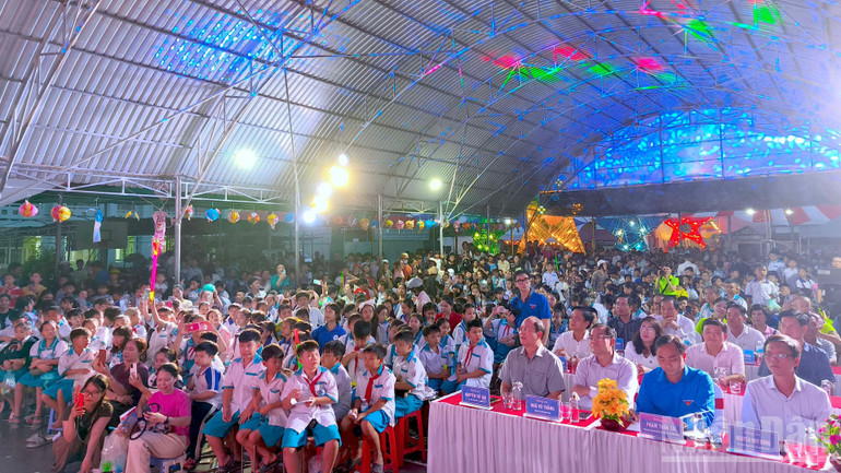 Bí thư Tỉnh ủy Cà Mau Nguyễn Hồ Hải (ngồi đầu bàn), cùng Phó Chủ tịch Ủy ban nhân dân tỉnh Ngô Vũ Thăng tham dự chương trình "Chung tay vì tụi nhỏ". ndo_br_trung-thu-2-9936.jpg