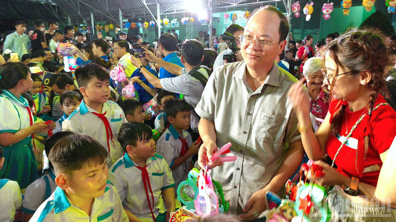 Bí thư Tỉnh ủy Cà Mau Nguyễn Hồ Hải (thứ 2 từ phải qua) chúc mừng và trao tặng quà Trung thu cho các em thiếu nhi trong chương trình "Chung tay vì tụi nhỏ" ở xã Gành Hào vào tối 4/10. ndo_br_trung-thu-10-4641-9639.jpg
