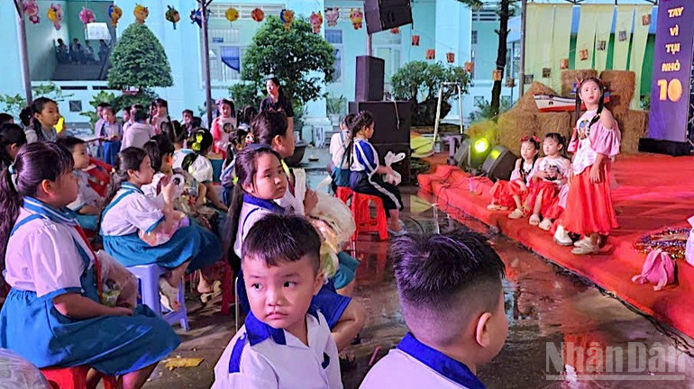 Các em thiếu nhi tham gia văn nghệ "Đêm hội trăng rằm" được tổ chức tại Trường Tiểu học Kim Sơn vào tối 4/10 trong chương trình "Chung tay vì tụi nhỏ". ndo_br_trung-thu-6-5964.jpg