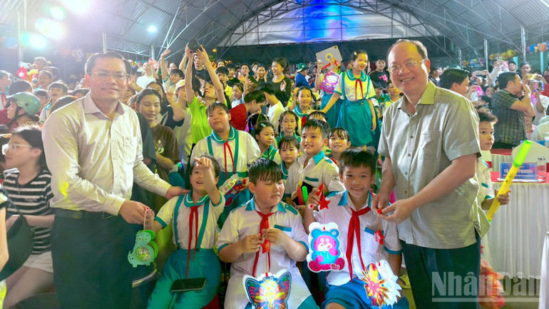 Bí thư Tỉnh ủy Cà Mau Nguyễn Hồ Hải (bìa phải) và Phó Chủ tịch Ủy ban nhân dân tỉnh Ngô Vũ Thăng (bìa trái) trao tặng quà cho các cháu thiếu nhi. ndo_br_trung-thu-9-1948-8542.jpg