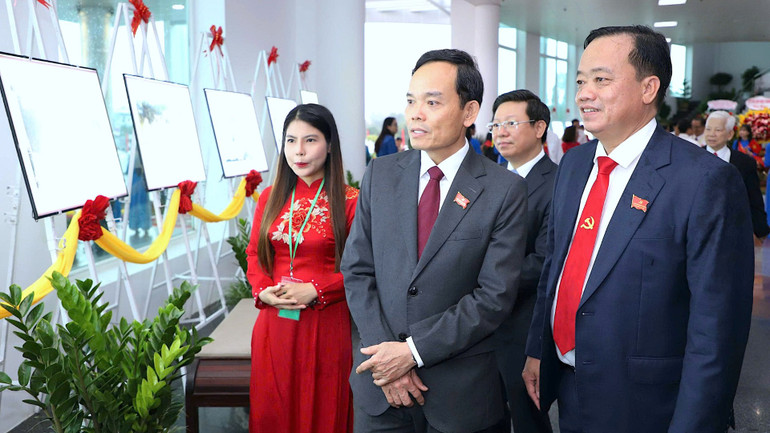 Đồng chí Trần Lưu Quang (giữa) tham quan không gian trưng bày thành tựu, kinh tế xã hội của tỉnh Cà Mau. khai-mac-9-2552.jpg