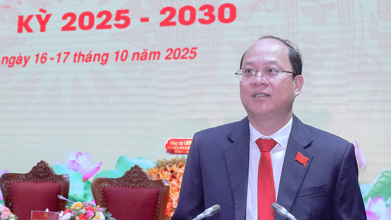Bí thư Tỉnh ủy Cà Mau Nguyễn Hồ Hải đọc diễn văn khai mạc đại hội. khai-mac-18-4855.jpg