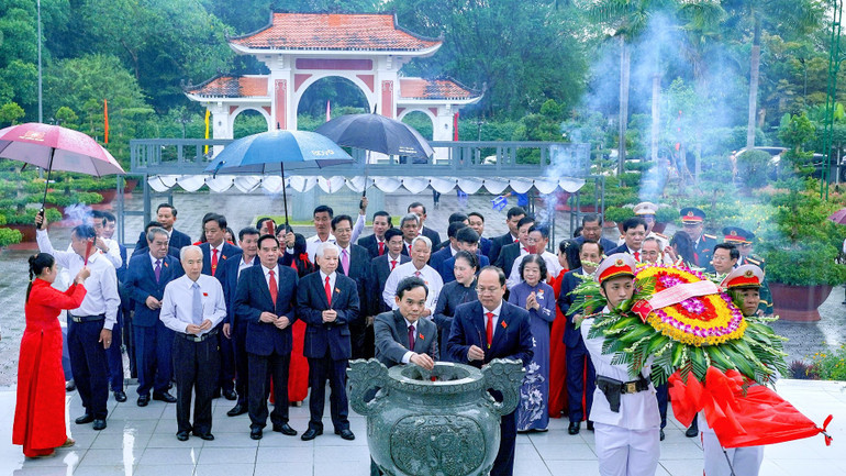 Trước phiên khai mạc chính thức, các đại biểu và lãnh đạo, nguyên lãnh đạo Đảng, Nhà nước đến viếng, dâng hoa, dâng hương tại Đền thờ Chủ tịch Hồ Chí Minh. khai-mac-28-6178.jpg