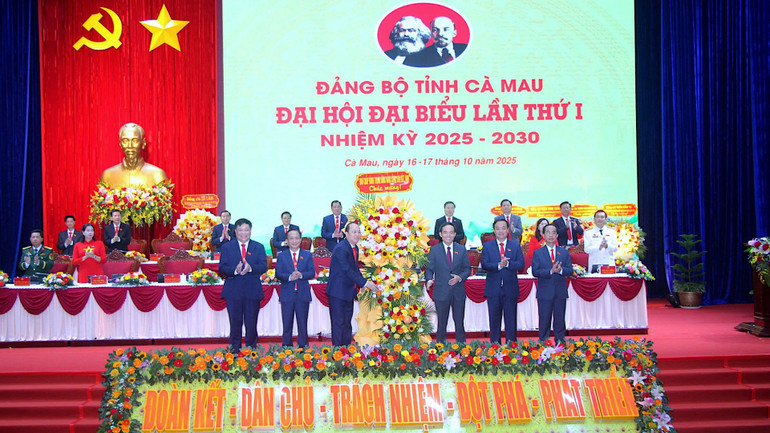 Đồng chí Trần Lưu Quang (hàng đầu, thứ 3 từ phải qua), thay mặt Bộ Chính trị, Ban Bí thư tặng hoa và bức trướng chúc mừng Đại hội. khai-mac-27-5355.jpg