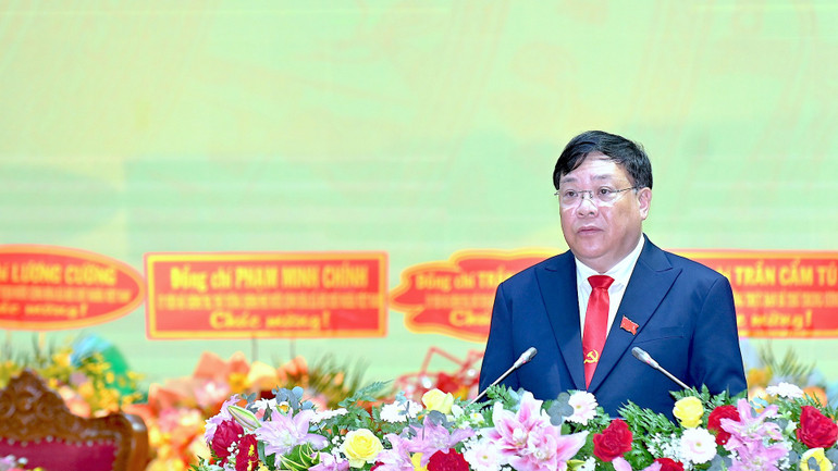 Phó Bí thư Tỉnh ủy, Chủ tịch Ủy ban nhân dân tỉnh Cà Mau Phạm Thành Ngại báo cáo kết quả phiên trù bị tại đại hội. khai-mac-19-418.jpg