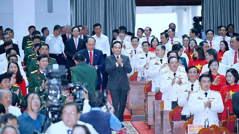 Đồng chí Trần Lưu Quang (giữa), Bí thư Trung ương Đảng, Bí thư Thành ủy Thành phố Hồ Chí Minh, thay mặt Bộ Chính trị, Ban Bí thư dự và chỉ đạo Đại hội. khai-mac-21-9295-9545.jpg