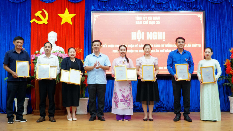 Ủy viên Ban Thường vụ Tỉnh ủy, Trưởng Ban Tuyên giáo và Dân vận Tỉnh ủy Cà Mau Hồ Trung Việt (giữa), trao giải A và Bằng khen của Chủ tịch Ủy ban nhân dân tỉnh cho các tác giả. thi-5-5388.jpg