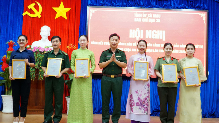 Đại tá Phạm Minh Giang, Chính ủy Ban chỉ huy Bộ đội Biên phòng tỉnh Cà Mau (giữa), trao giải B cho các tác giả. thi-4-6960.jpg