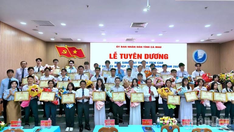 32 em học sinh đạt thành tích cao của tỉnh Cà Mau được Chủ tịch Ủy ban nhân dân tỉnh vinh danh, tuyên dương, tặng Bằng khen tại buổi lễ. ndo_br_hs-1-2766.jpg