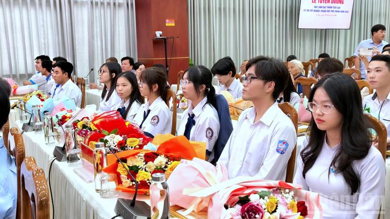 Nhiều học sinh của tỉnh Cà Mau được tuyên dương lần này ở vùng sâu, vùng xa, vùng đặc biệt khó khăn đã nỗ lực vượt khó trong học tập. ndo_br_hs-4-2350.jpg