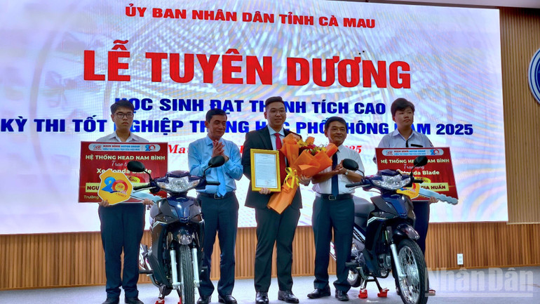 Đại diện đơn vị tài trợ trao tặng 2 chiếc xe gắn máy cho 2 thủ khoa của tỉnh Cà Mau. ndo_br_hs-5-312.jpg
