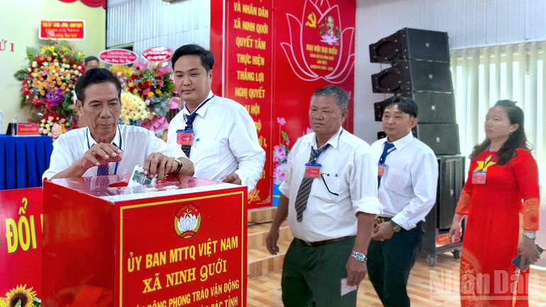 Các đại biểu tham dự Đại hội đại biểu lần thứ nhất Đảng bộ xã Ninh Quới quyên góp ủng hộ đồng bào bị ảnh hưởng nặng nề bởi thiên tai ở miền bắc. ndo_br_ninh-quoi-4-9885.jpg