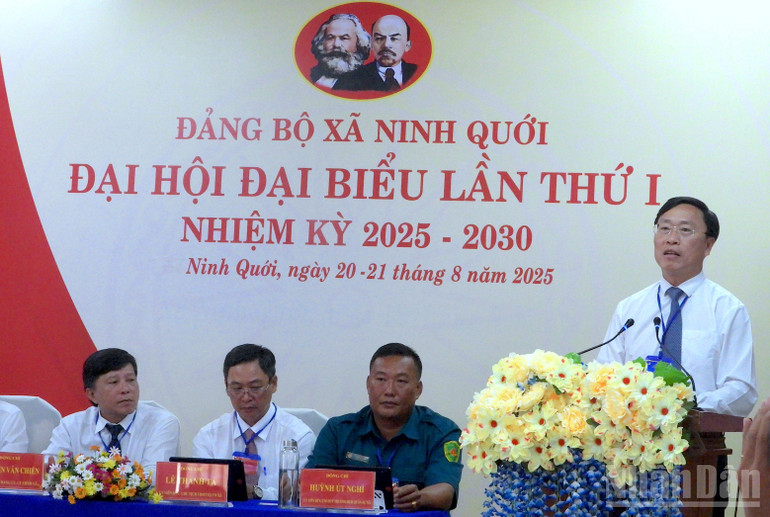 Phó Chủ tịch Ủy ban nhân dân tỉnh Cà Mau Huỳnh Hữu Trí (bìa phải) phát biểu chỉ đạo tại đại hội. ndo_br_ninh-quoi-2.jpg