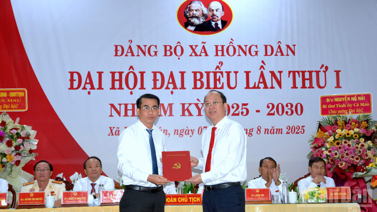 Bí thư Tỉnh ủy Cà Mau (bên phải) trao Quyết định về việc chỉ định giữ chức Bí thư Đảng ủy xã Hồng Dân nhiệm kỳ mới đối với đồng chí Hà Tấn Linh. ndo_br_hd-9-8372.jpg