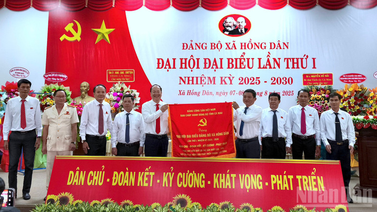 Bí thư Tỉnh ủy Cà Mau Nguyễn Hồ Hải (thứ 5 từ trái qua) tặng bức trướng của Ban Chấp hành Đảng bộ tỉnh mừng Đại hội. ndo_br_hd-4-902.jpg