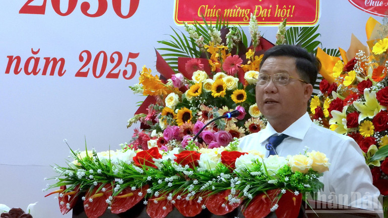 Đại tá Nguyễn Văn Hùng, Ủy viên Ban Thường vụ Tỉnh ủy, Chỉ huy trưởng Bộ Chỉ huy Quân sự tỉnh Cà Mau phát biểu chỉ đạo Đại hội. ndo_br_hd-11-2001.jpg