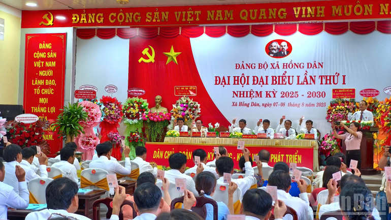 Biểu quyết thông qua các chỉ tiêu, nhiệm vụ, giải pháp… trong Nghị quyết nhiệm kỳ 2025-2030 của Đảng bộ xã Hồng Dân. ndo_br_hd-5-1187.jpg