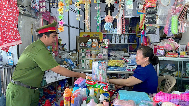 Cán bộ Công an phường Bạc Liêu phát tờ rơi tuyên truyền về Luật Phòng cháy, chữa cháy và cứu nạn, cứu hộ cho hộ kinh doanh trên địa bàn phường. ndo_br_anh-3-9085.jpg