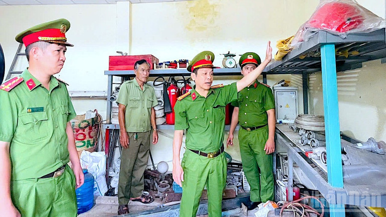 Cán bộ Công an phường Bạc Liêu thường xuyên kiểm tra trang thiết bị phòng cháy, chữa cháy của Ban Quản lý chợ ndo_br_anh-6-2189-2463.jpg