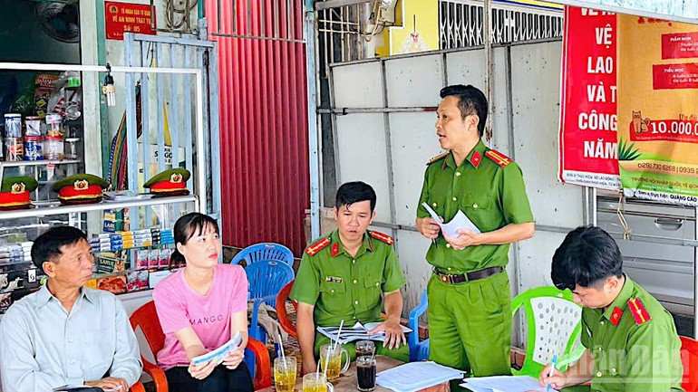 Cán bộ Công an phường Bạc Liêu phổ biến Luật Phòng cháy, chữa cháy và cứu nạn, cứu hộ cho thành viên Tổ liên gia an toàn PCCC tại Khóm 2, phường Bạc Liêu. ndo_br_anh-5-9613.jpg