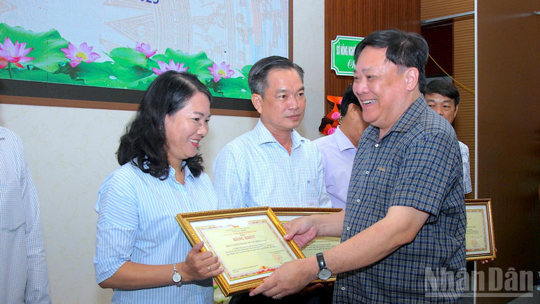 O presidente do Comitê Popular da província de Ca Mau, Pham Thanh Ngai (à direita), entregou Certificados de Mérito a coletivos e indivíduos com muitas contribuições positivas ao movimento. ndo_br_van-hoa-9.jpg