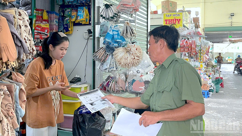 Thành viên Ban Quản lý, Tổ An ninh trật tự khóm 2, phường Bạc Liêu tích cực tuyên truyền quy định PCCC cơ sở kinh doanh tại chợ. ndo_br_anh-1-2495-2930.jpg