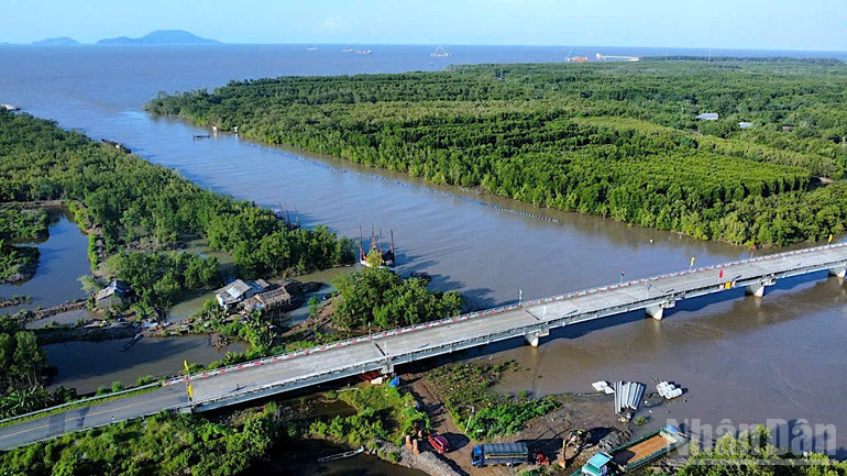 Tuyến đường Hồ Chí Minh về xã Đất Mũi, đoạn thuộc ấp Khai Long, xã Đất Mũi, tỉnh Cà Mau. ndo_br_khoi-cong-2-6752.jpg