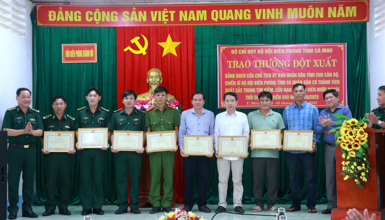 Phó Chủ tịch Ủy ban nhân dân tỉnh Cà Mau Lê Văn Sử (bìa phải) trao tặng Bằng khen cho 8 cá nhân có thành tích tham gia cứu hộ kịp thời ngư dân nước ngoài. khen-4.jpg