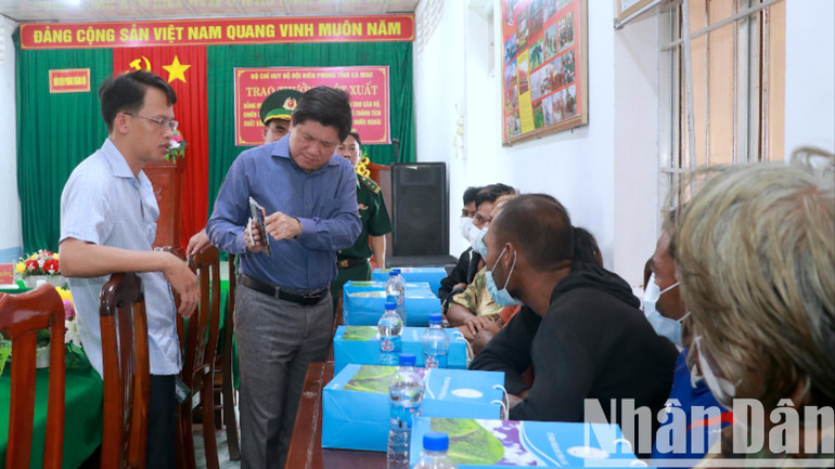 Phó Chủ tịch Ủy ban nhân dân tỉnh Cà Mau Lê Văn Sử (cầm điện thoại) hướng dẫn ngư dân nước ngoài gặp nạn kết nối phần mềm liên lạc với người thân, sớm đoàn tụ gia đình. khen-5-5110.jpg