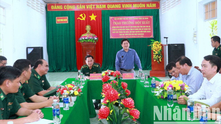 Phó Chủ tịch Ủy ban nhân dân tỉnh Cà Mau Lê Văn Sử (đứng trên) mong muốn tinh thần cứu giúp ngư dân gặp nạn tiếp tục được lan toả... khen-1-6252.jpg