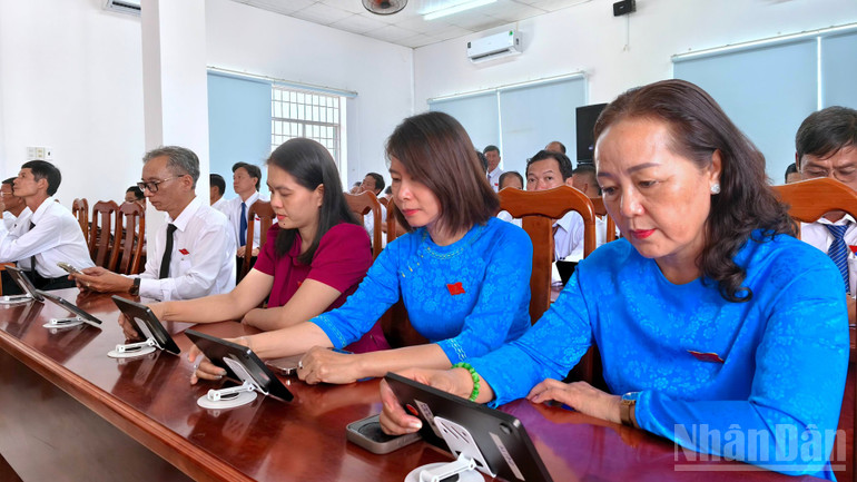 Đại hội đại biểu lần thứ nhất Đảng bộ phường Hòa Thành không sử dụng tài liệu giấy truyền thống. ndo_br_hoa-thanh-3-2134.jpg