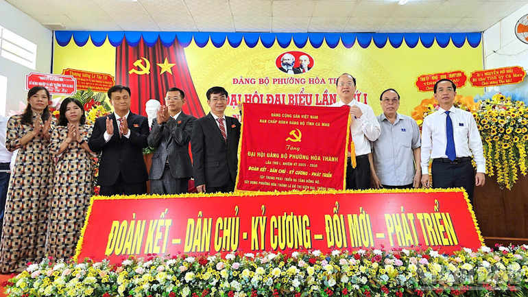 Bí thư Tỉnh ủy Cà Mau Nguyễn Hồ Hải (thứ 3 từ phải qua) tặng hoa và bức trướng của Ban Chấp hành Đảng bộ tỉnh mừng Đại hội. ndo_br_hoa-thanh-8-4188.jpg