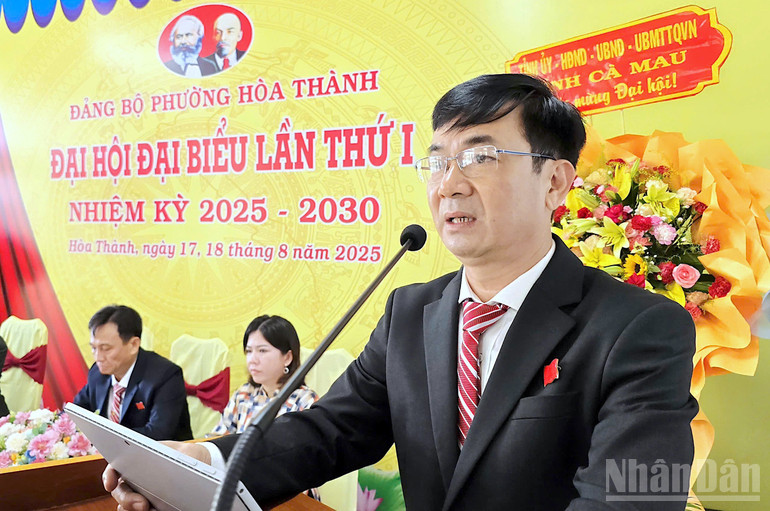 Bí thư Đảng ủy phường Hòa Thành Trần Văn Trung phát biểu khai mạc Đại hội. ndo_br_hoa-thanh-1.jpg
